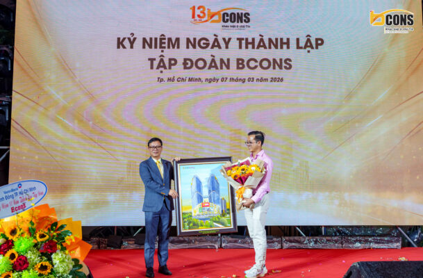 Ông Lê Như Thạch – Chủ tịch Tập đoàn Bcons nhận quà chúc mừng từ đại diện OCB