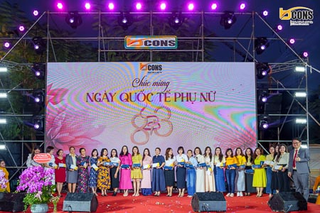 Cấp quản lý Bcons tặng quà Ngày Quốc tế Phụ nữ 8/3