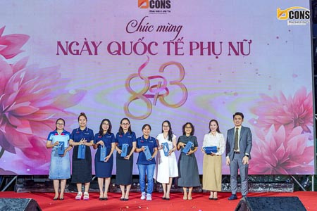 Cấp quản lý Bcons tặng quà Ngày Quốc tế Phụ nữ 8/3