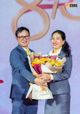 Chủ tịch Tập đoàn Bcons tặng hoa chúc mừng Ngày Quốc tế Phụ nữ 8/3