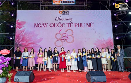 Cấp quản lý Bcons tặng quà Ngày Quốc tế Phụ nữ 8/3