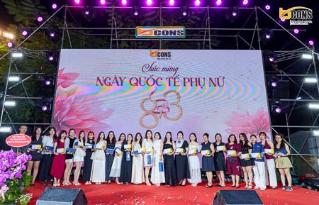 Cấp quản lý Bcons tặng quà Ngày Quốc tế Phụ nữ 8/3