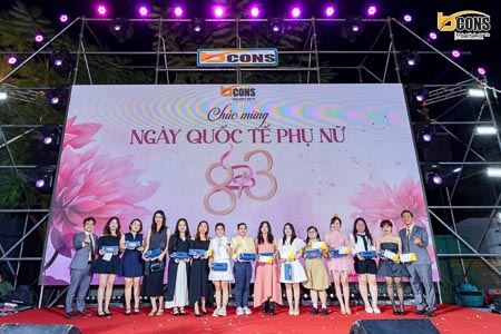 Cấp quản lý Bcons tặng quà Ngày Quốc tế Phụ nữ 8/3