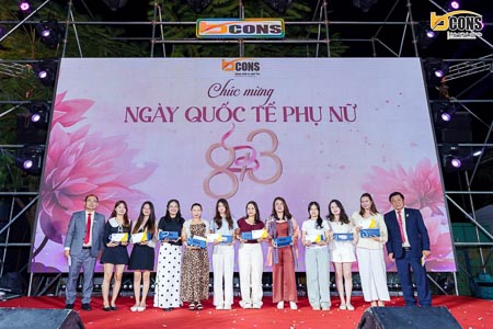 Cấp quản lý Bcons tặng quà Ngày Quốc tế Phụ nữ 8/3