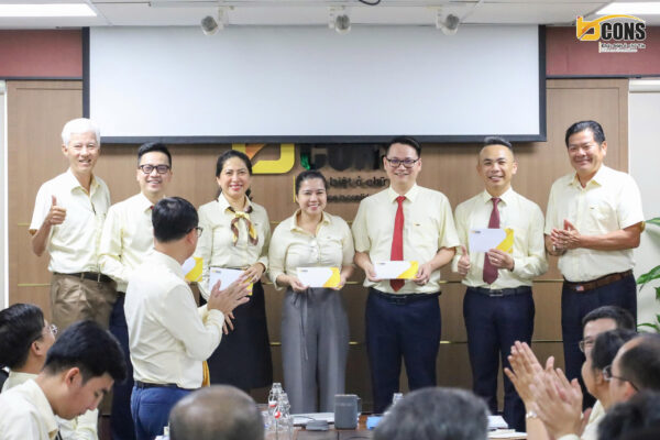 Ban Lãnh đạo khen thưởng các cá nhân có bài báo cáo xuất sắc