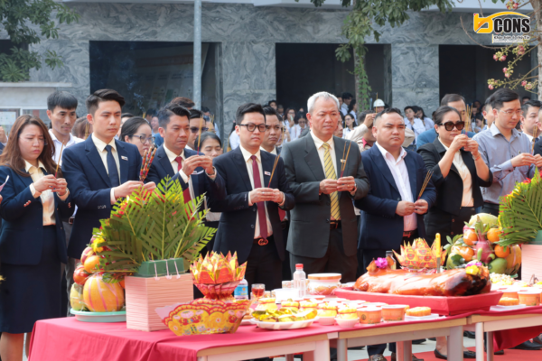 Ban lãnh đạo Bcons cùng đối tác thực hiện nghi thức cúng khai trương nhà mẫu
