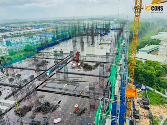 Hình ảnh thi công kết cấu tòa tháp Bcons Solary, thể hiện việc lắp đặt cốt thép và ván khuôn tầng 8.