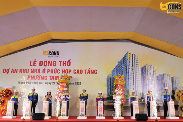 Các đại diện lãnh đạo và Bcons cùng thực hiện nghi thức động thổ dự án Tam Hiệp