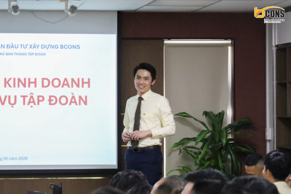 Ông Nguyễn Kiệt – Phó Tổng Giám đốc thường trực Tập đoàn Bcons trình bày chuyên đề về chiến lược dịch vụ tại buổi họp giao ban.