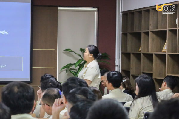 Chị Hồ Thanh Trầm – Giám đốc Khối Nhân tài & Văn hóa doanh nghiệp chia sẻ tại buổi họp, tập trung vào văn hóa sáng tạo.
