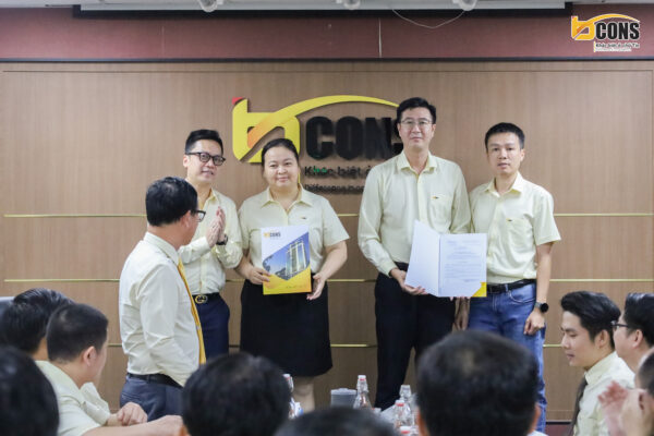 Tập đoàn Bcons trao các quyết định bổ nhiệm nhân sự quản lý quan trọng tại buổi họp giao ban.