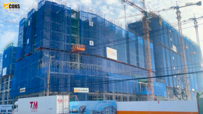 Hình ảnh thực tế công trình Bcons Solary tháng 06/2026, ghi nhận tiến độ thi công tường và lắp đặt hệ thống kỹ thuật.