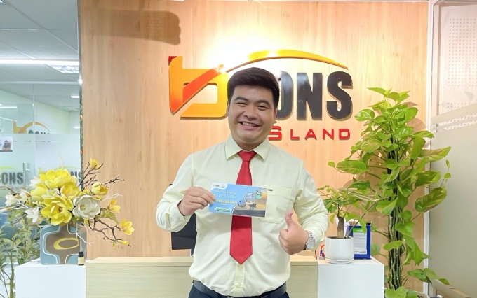 Doanh nghiệp tổ chức trao thưởng cho nhân viên giao dịch thành công sản phẩm nhà phố Bcons Uni Valley.