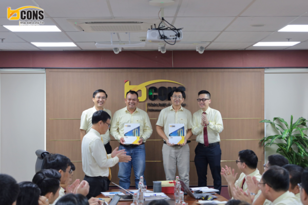 Các thành viên Bcons cùng tham dự cuộc họp giao ban chiến lược