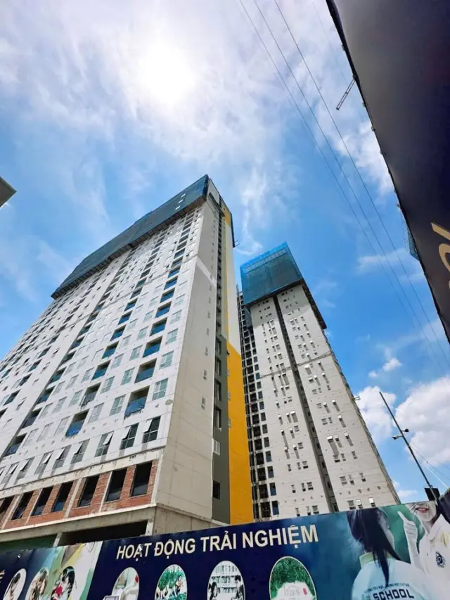 🌟 BCONS CITY – SỰ LỰA CHỌN XỨNG ĐÁNG ĐÃ ĐƯỢC KHẲNG ĐỊNH 🌟
Tháng 5 khép lại với một tin vui lớn: Giá trị Bcons City đã chính thức tăng 4% – một cột mốc đáng tự hào không chỉ với Bcons mà còn với tất cả quý khách hàng đã đặt niềm tin vào dự án ngay từ những ngày đầu.
Trong bối cảnh thị trường bất động sản còn nhiều biến động, sự tăng trưởng ổn định của Bcons City không đơn thuần là một con số, mà là bằng chứng sống động cho tầm nhìn chiến lược, vị trí vàng, pháp lý minh bạch và cam kết đồng hành dài hạn từ chủ đầu tư.
Nhưng hơn tất cả, đó là thành quả xứng đáng cho những ai đã tin tưởng lựa chọn đúng nơi để "an cư lập nghiệp" và đầu tư tương lai.
💛 Em Trâm trân trọng gửi lời chúc mừng sâu sắc nhất đến quý khách hàng – những người đã nhìn thấy tiềm năng, đã không ngần ngại đưa ra quyết định và hôm nay có thể tự hào rằng: "Mình đã chọn đúng!"
🚀Một lần nữa, xin chúc mừng quý khách hàng – những nhà đầu tư thông thái và bản lĩnh!