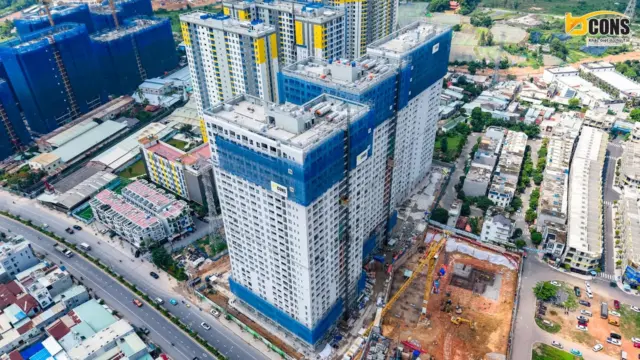 🏗 CẬP NHẬT TIẾN ĐỘ DỰ ÁN BCONS CITY 1 | THÁNG 6/2025
Dự án Bcons City 1 đang được thi công khẩn trương, đồng bộ trên toàn công trường nhằm đảm bảo đúng tiến độ bàn giao theo cam kết với khách hàng.
✨Tháp Green Emerald đã hoàn tất tháo dỡ giàn giáo bao che, từng bước hoàn thiện lớp sơn mặt ngoài và nội thất bên trong. Công tác vệ sinh công nghiệp căn hộ và thi công hạ tầng cảnh quan đang được triển khai song song.
✨Tháp Green Sapphire hoàn thành phần xây tô, chuyển sang giai đoạn hoàn thiện với các hạng mục ốp lát, lắp đặt thiết bị và thi công cảnh quan.
✨Tháp Bcons City góp phần hoàn thiện diện mạo tổng thể dự án với tiến độ thi công sơn nước, ốp lát, hoàn thiện mặt tiền và nội thất được diễn ra đồng thời.
Tập đoàn Bcons cam kết tiếp tục duy trì tiến độ thi công ổn định, kiểm soát chất lượng chặt chẽ, đảm bảo các hạng mục được hoàn thành đúng chuẩn kỹ thuật – mang đến sản phẩm tốt nhất cho quý khách hàng và nhà đầu tư.
---------------🌟--------------- 
☎ Tổng đài: 0559 824 489