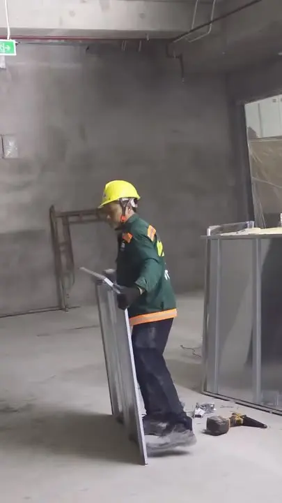 Khi thành phố chìm vào giấc ngủ, một vầng sáng kiên cường vẫn rực cháy nơi công trường Bcons. Đó không chỉ là ánh đèn, mà là ngọn lửa của trách nhiệm, thắp lên từ ý chí sắt đá của những con người không ngừng nghỉ. Họ miệt mài đêm ngày, giữ vững lời hứa về tiến độ, chất lượng và an toàn, như những người lính canh giữ giấc mơ.
Phía sau mỗi công trình sừng sững là cả một biển mồ hôi, là hàng triệu giờ lao động thầm lặng. Đó là nỗ lực bền bỉ của những kỹ sư tài năng, những công nhân chai sạn – họ chính là những "ánh sao đêm" lấp lánh, cần mẫn dệt nên tổ ấm, hiện thực hóa giấc mơ an cư cho hàng ngàn gia đình. Mỗi viên gạch đặt xuống, mỗi khối bê tông vững chắc đều mang theo hơi thở của cống hiến, của sự hy sinh, để rồi biến những bản vẽ vô tri thành mái nhà chở che hạnh phúc.
#bcons #teraland #canho #duan #HCM